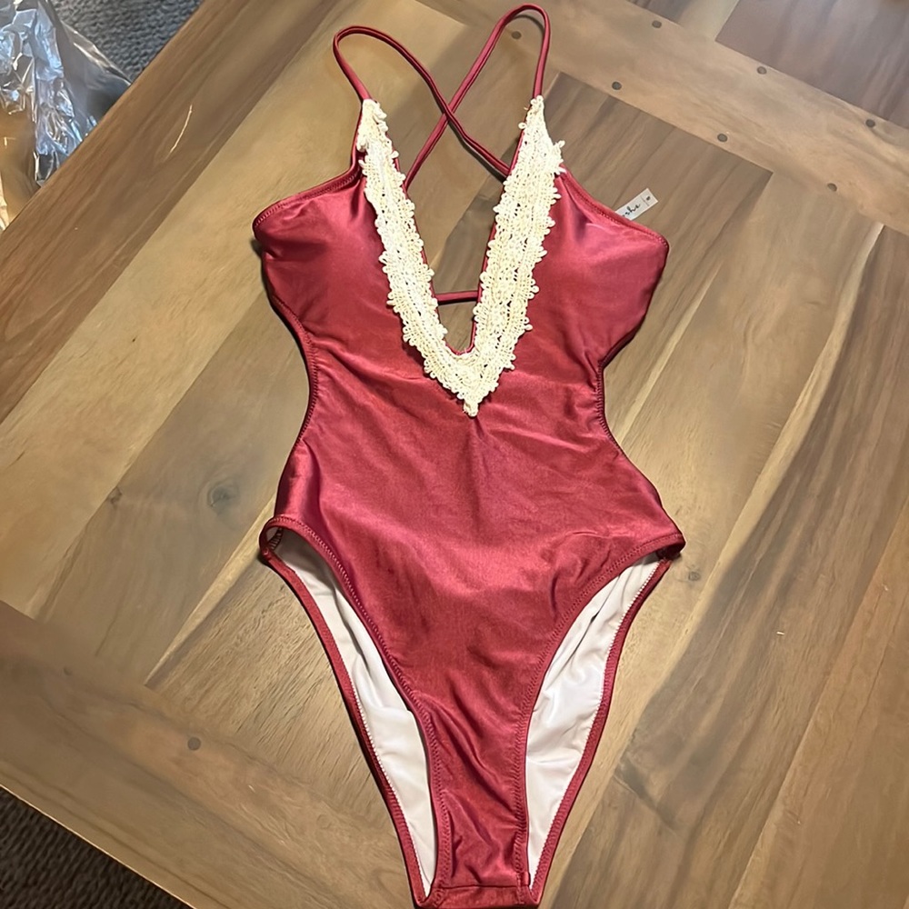 CUPSHE! Look stunning in this bathing attire!